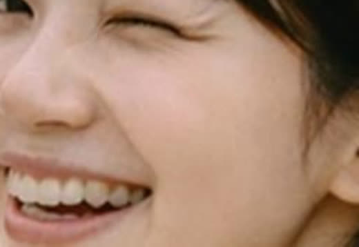 인화로 만든 사진을 확대한 모습 — 점 없이 색이 이어진다